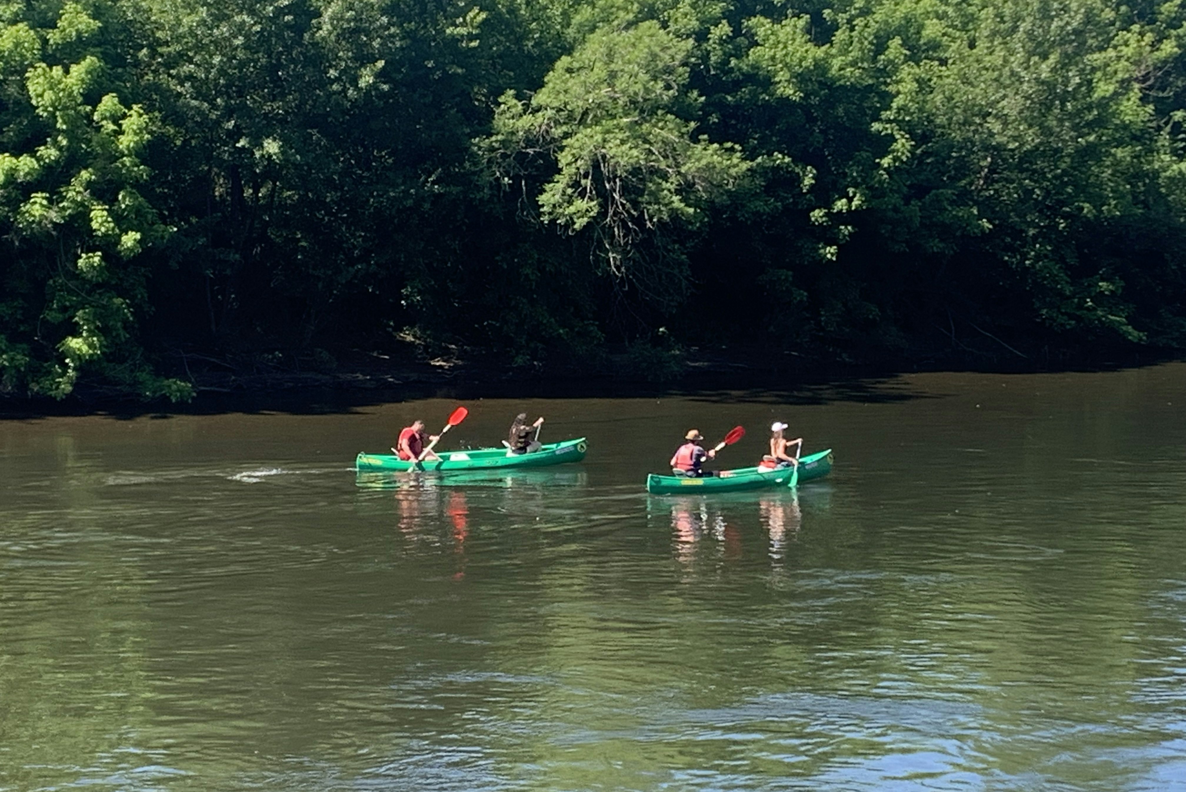Camping Les Rives de la Dordogne - Kanufahren auf dem Fluss als Freizeitaktivität