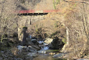 Camping Les Rives de l'Ardèche - Brücke über einem Fluss in der Umgebung des Campingplatzes