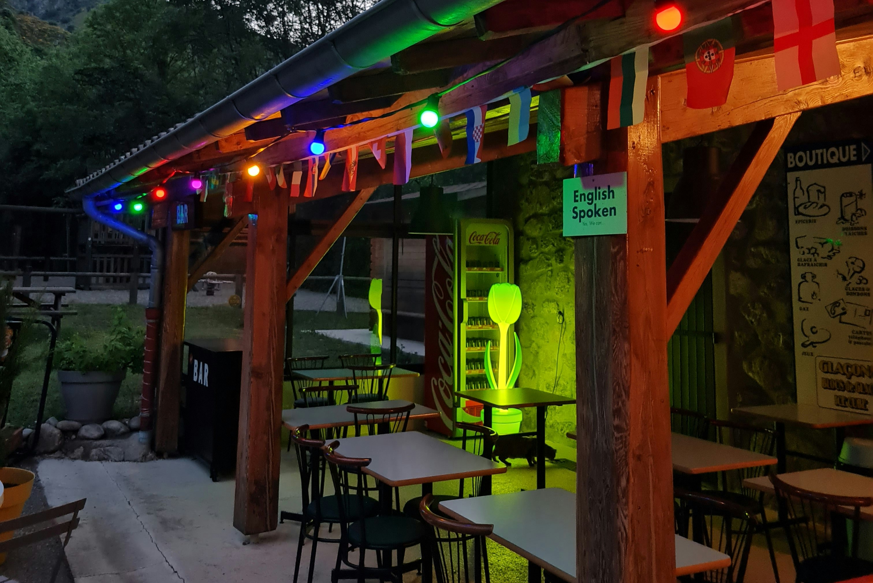 Camping Les Rives de l'Ardèche - Terrasse der Snackbar des Campingplatzes