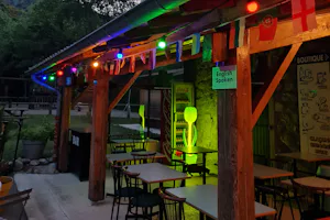 Camping Les Rives de l'Ardèche - Terrasse der Snackbar des Campingplatzes