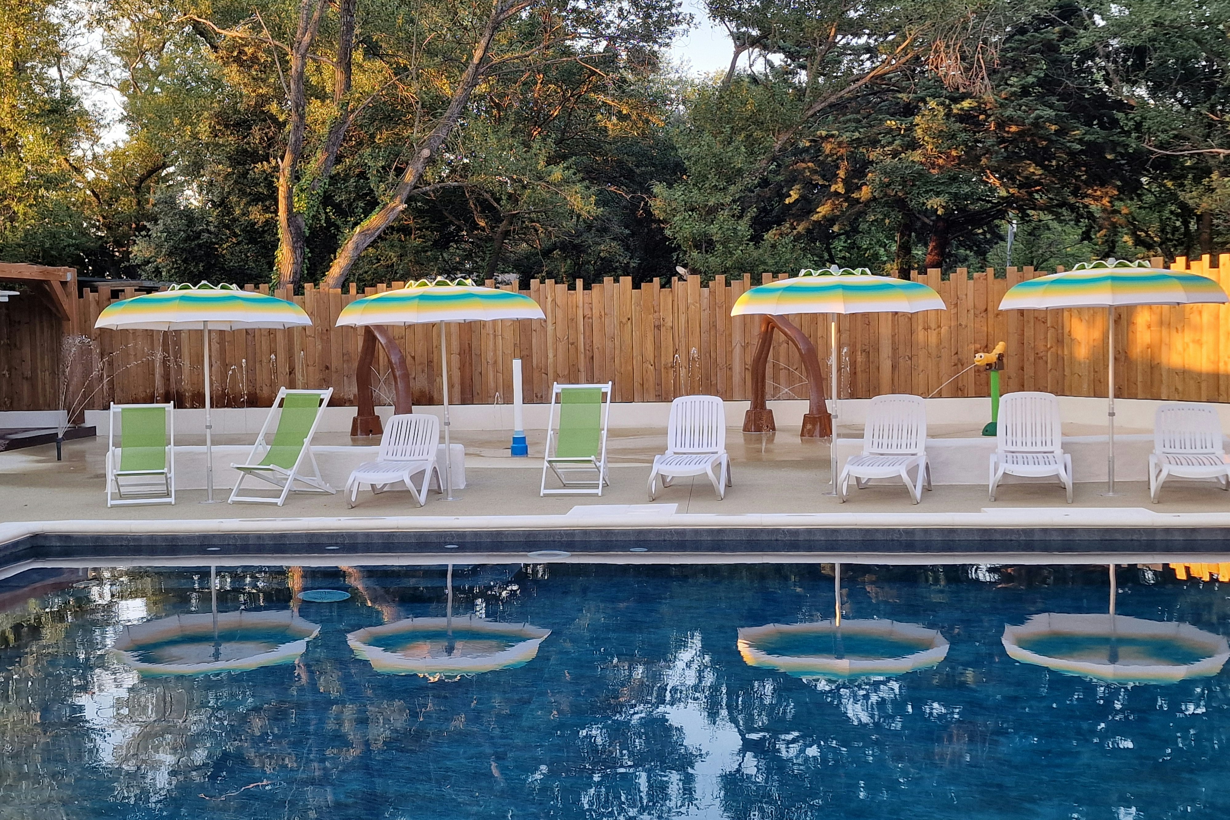 Camping Les Rives de l'Aygues - Pool mit Sonnenliegen auf dem Campingplatz