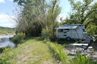 Camping Les Rives de l'Aygues  -  Wohnwagen  im Schatten der Bäume am Fluss