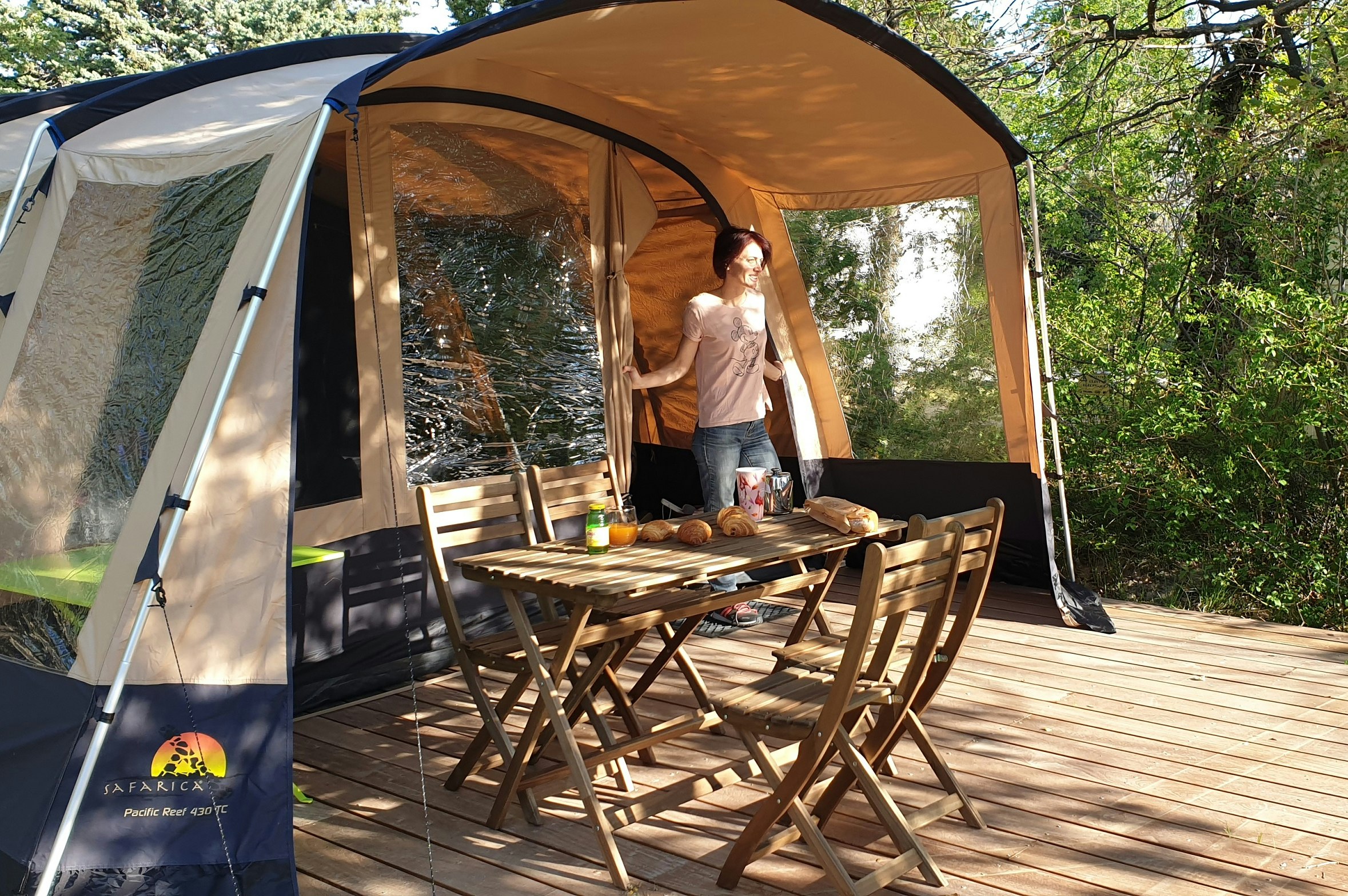 Flower Camping Les Rives de l'Aygues - Camperin auf der Terrasse eines Mietzeltes