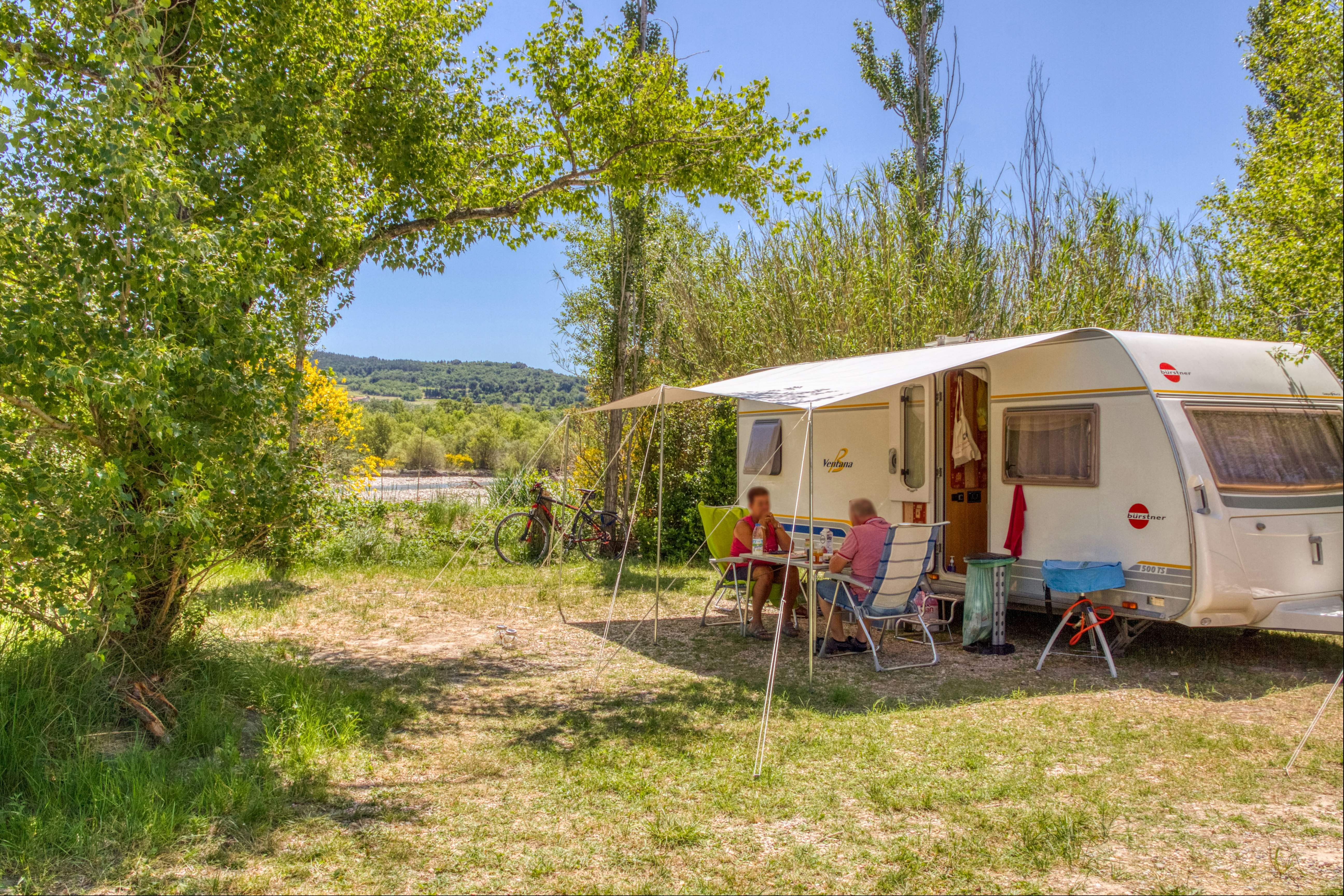 Flower Camping Les Rives de l'Aygues - Standplätze im Grünen auf dem Campingplatz