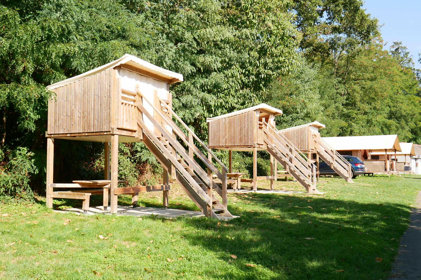 Camping Les Rives De Mayenne  - Mobilheime auf dem Campingplatz
