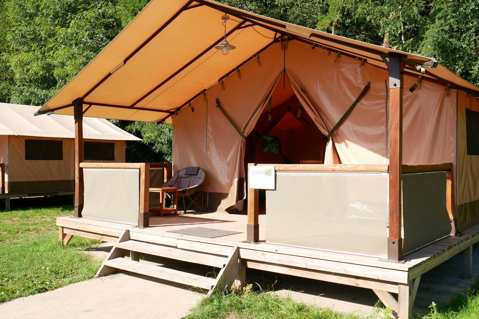 Camping Les Rives De Mayenne - Glamping-Zelt mit Terrasse auf dem Campingplatz