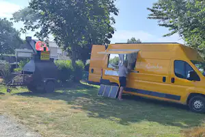 Camping les Rives de Vilaine CAMPING LES RIVES DE VILAINE - Food Truck auf dem Campingplatz