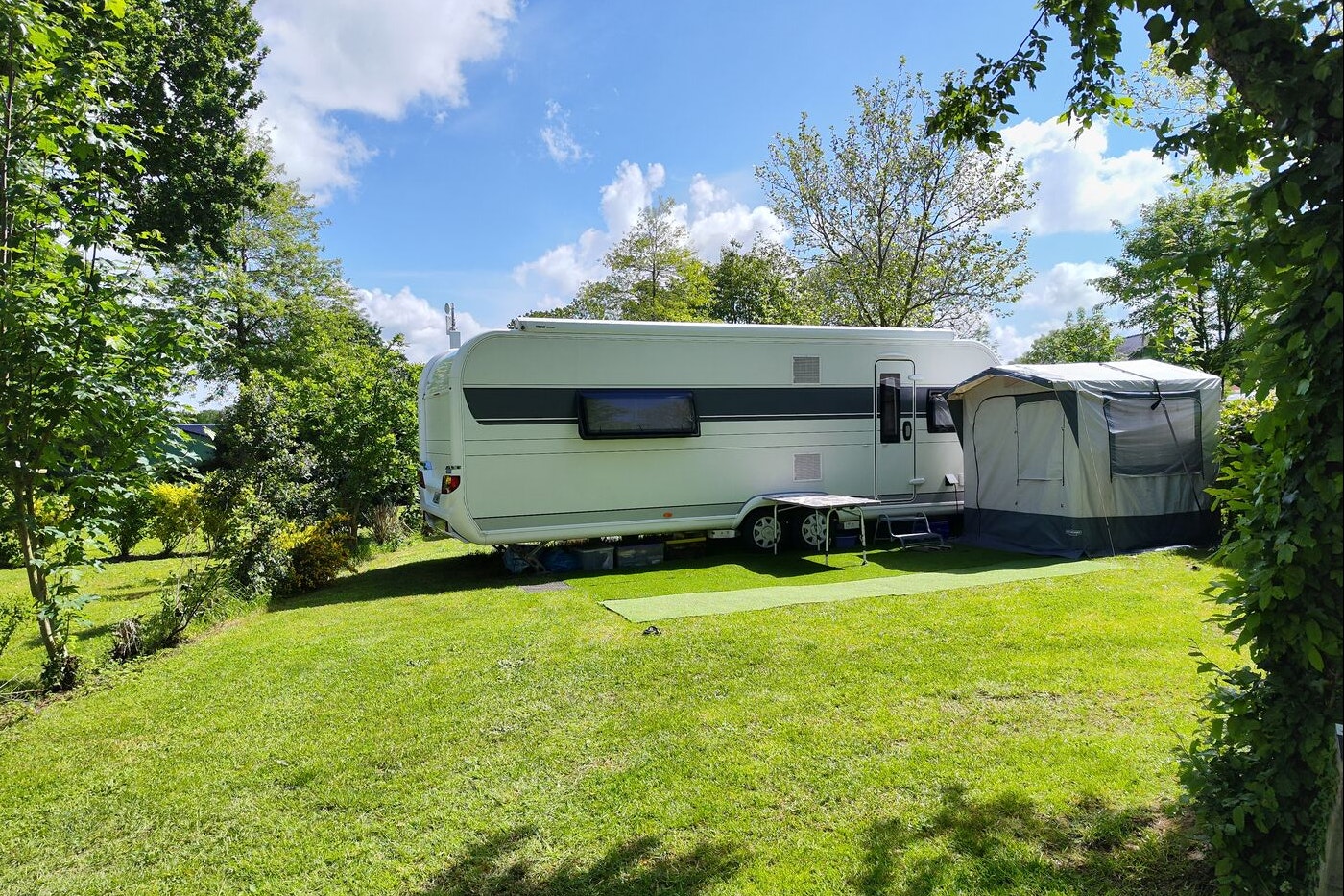 Camping les Rives de Vilaine  CAMPING LES RIVES DE VILAINE - Standplätze auf der Wiese auf dem Campingplatz
