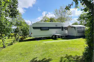 Camping les Rives de Vilaine CAMPING LES RIVES DE VILAINE - Standplätze auf der Wiese auf dem Campingplatz