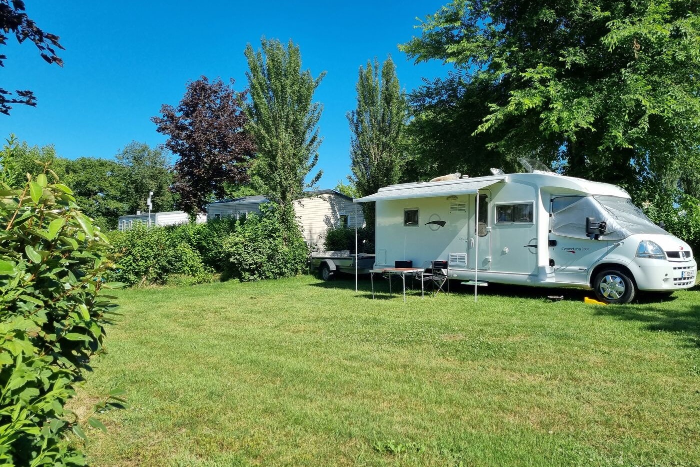Camping les Rives de Vilaine  CAMPING LES RIVES DE VILAINE - Standplatzwiese auf dem Campingplatz