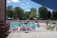 Camping Les Rives du Céou - Gäste liegen am Pool in der Sonne