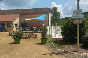 Camping Les Rives du Céou - Terrasse mit Poolblick