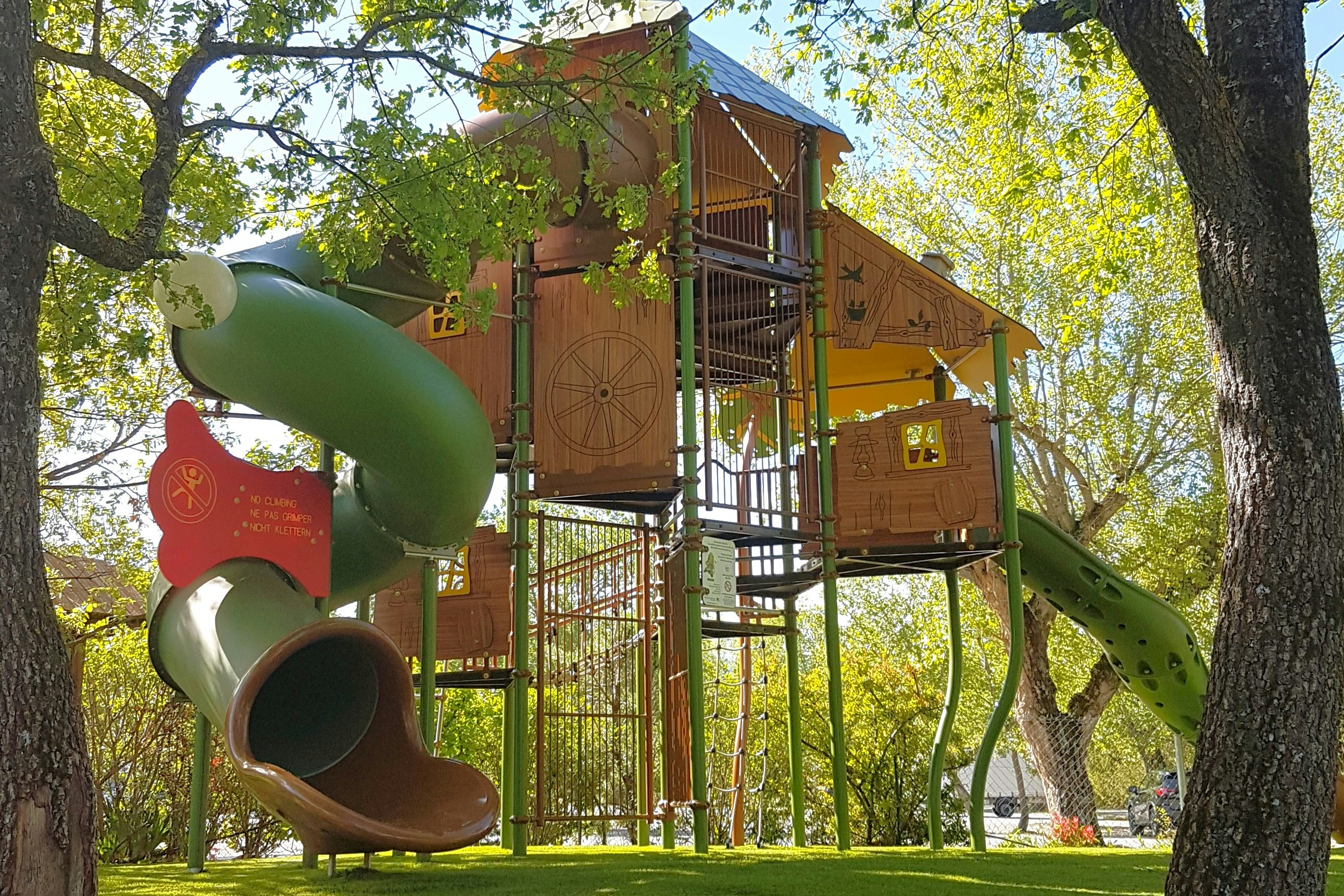 Camping Les Rives du Lac  - Kinderspielplatz auf dem Campingplatz