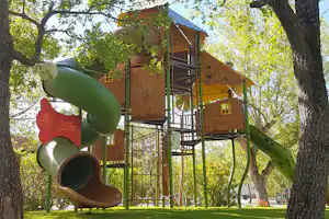 Camping Les Rives du Lac - Kinderspielplatz auf dem Campingplatz