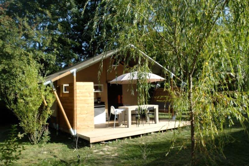 Camping Les Rives du Lac  - Mobilheim mit Terrasse auf dem Campingplatz