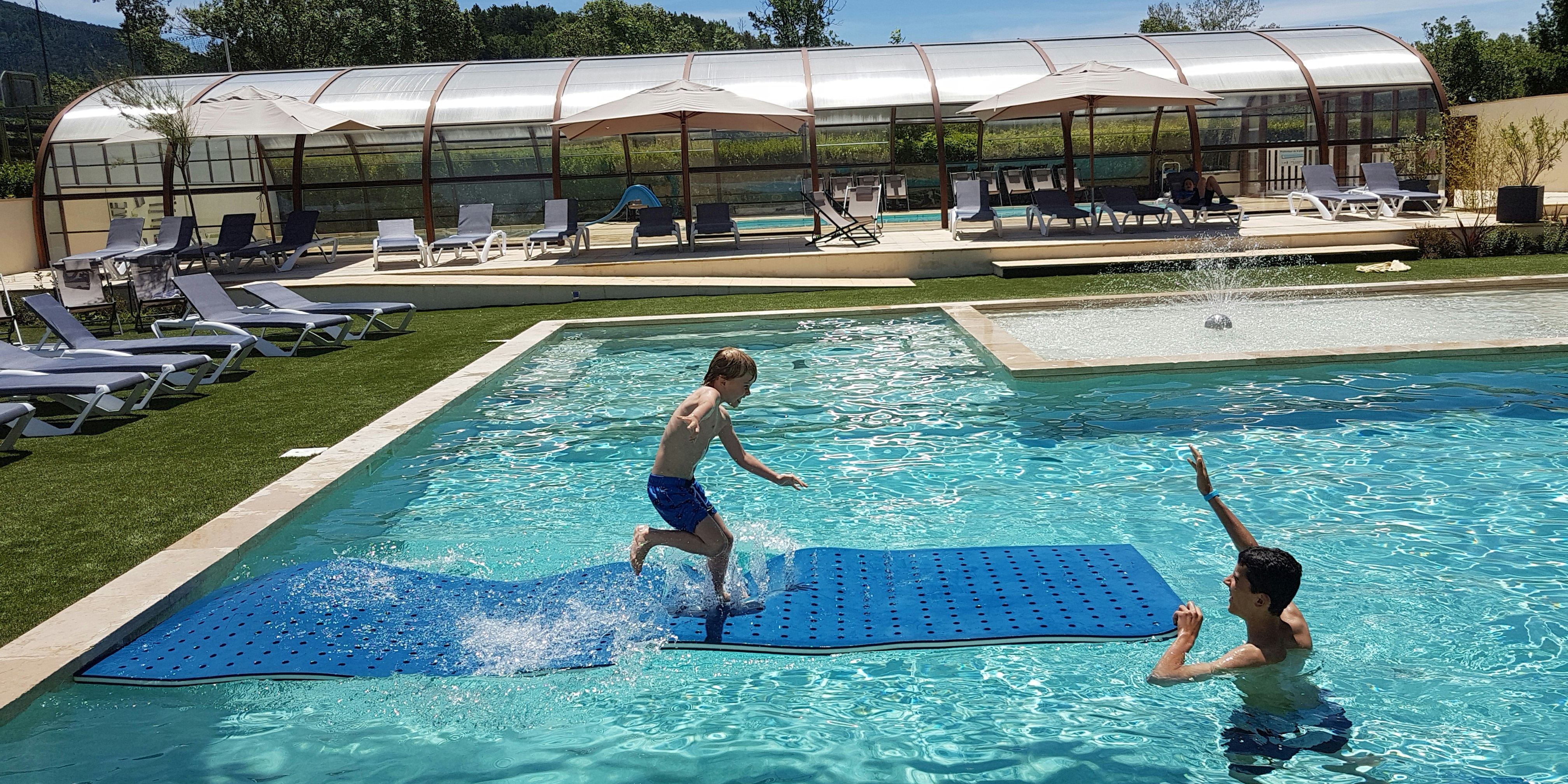 Camping Les Rives du Lac - Pool auf dem Campingplatz