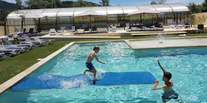 Camping Les Rives du Lac - Pool auf dem Campingplatz