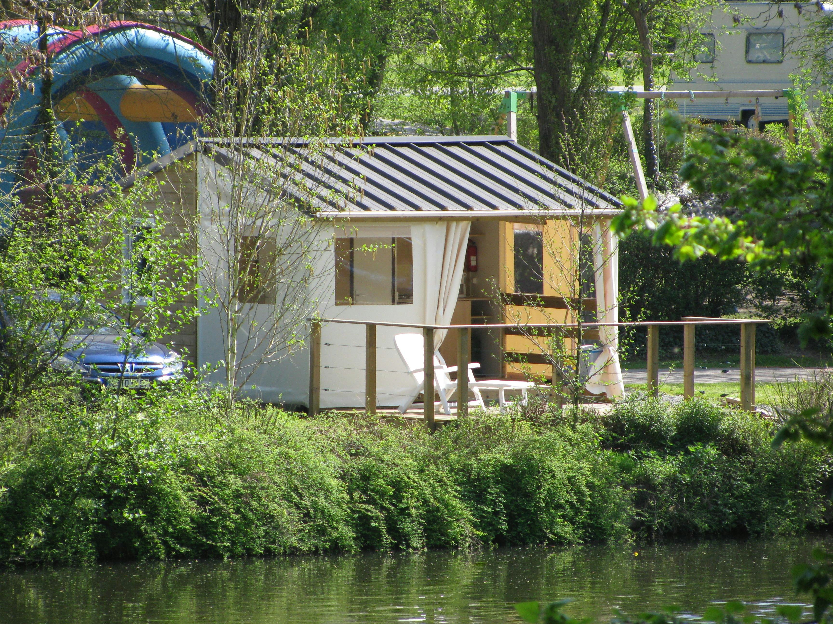 Camping Les Rochers des Parcs  - Mobilheim mit Terrasse auf dem Campingplatz