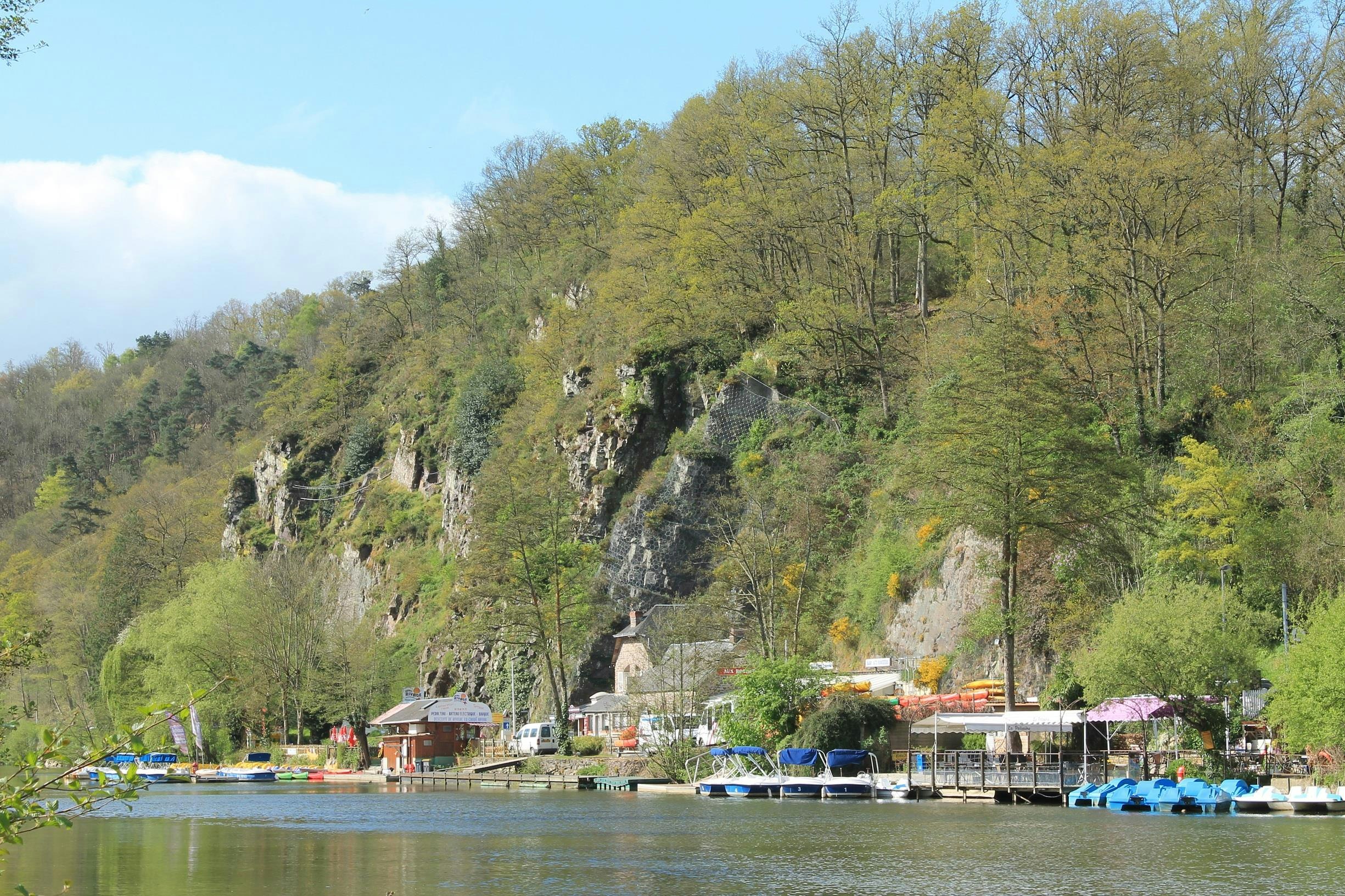 Camping Les Rochers des Parcs - Blick auf den Campingplatz am Wasser