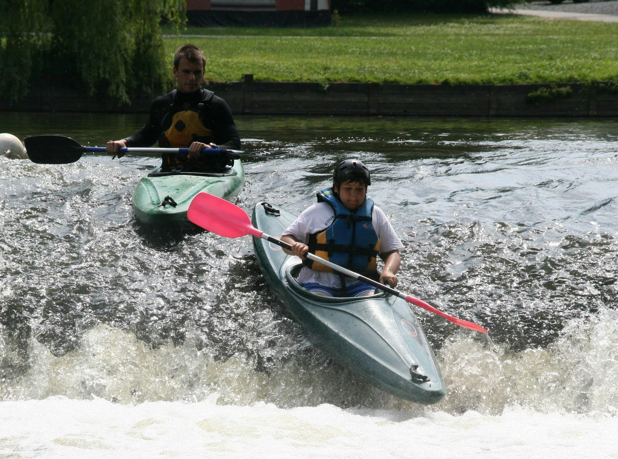 Camping Les Rochers des Parcs - Camper beim Kayakfahren