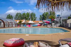Camping les Rouillères - Campingplatz mit Pool, Wasserrutsche, Liegestühlen und Sonnenschirmen