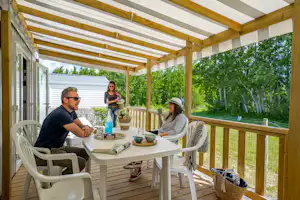 Camping les Rouillères - Gäste auf der Terrasse des Mobilheims