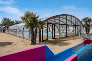 Camping les Rouillères - Teleskopischer Schwimmbadüberdachung auf dem Campingplatz