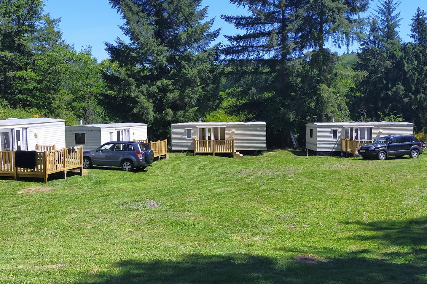 Camping Les Roussilles - Mobilheimen-mit-Veranda-auf-dem-Campingplatz