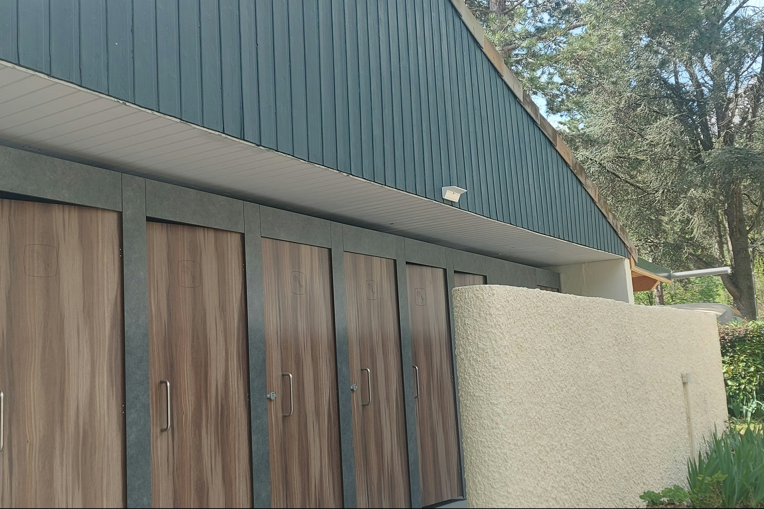 Camping les Sables - Außenansicht des Sanitärgebäudes