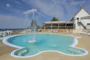 Camping Les Sables Blancs - Pool vom Campingplatz mit Liegestühlen in der Sonne