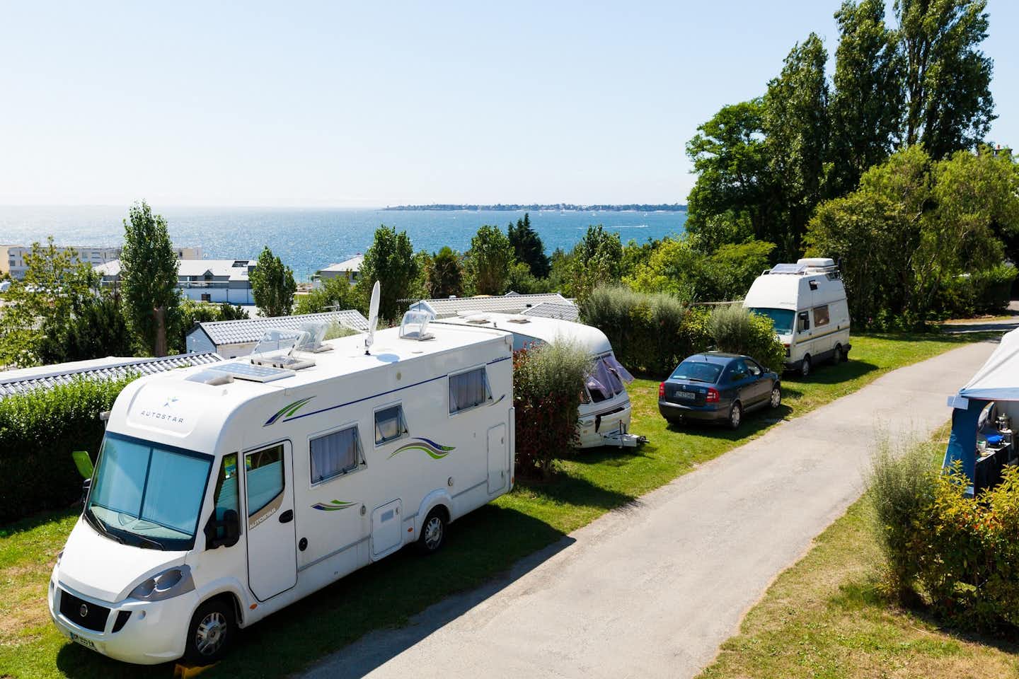 Camping Les Sables Blancs  -  Stellplatz vom Campingplatz mit Blick auf den Atlantik in Frankreich