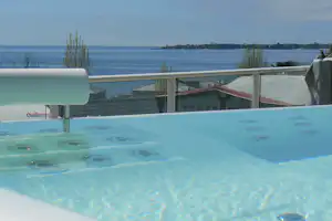 Camping Les Sables Blancs - Whirlpool vom Campingplatz mit Blick auf den Atlantischen Ozean