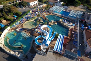 Camping Les Sables - Campingplatz und Pool aus der Vogelperspektive