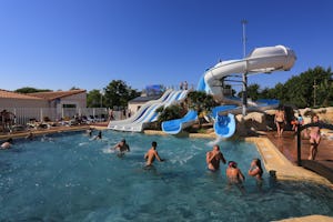 Camping Les Sables - Poolbereich vom Campingplatz mit Wasserrutschen