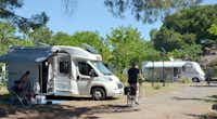 Camping Les Sablettes - Wohnmobil- und  Wohnwagenstellplätze auf dem Campingplatz