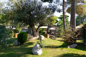Sunelia Les Sablons - Blick auf ein Mobilheim mit Terrasse