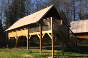 Camping Les Sapins - Mobilheim auf Stelzen auf dem Campingplatz