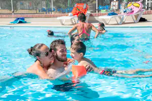 Camping Les Saules - Camper Familie im Pool vom Campingplatz