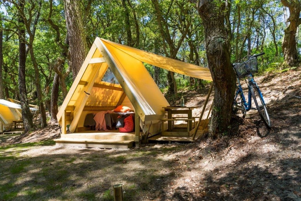 Camping Les Saules - Mobilheim zwischen Bäumen auf dem Campingplatz