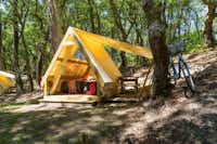 Camping Les Saules - Mobilheim zwischen Bäumen auf dem Campingplatz