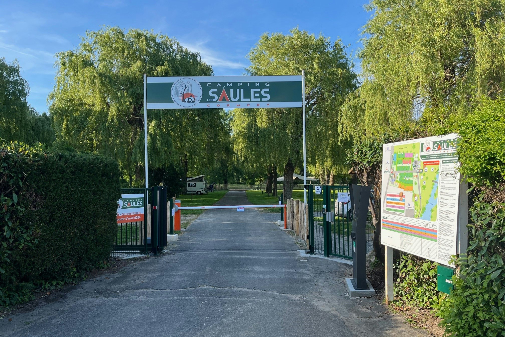 Camping Les Saules de Cormery - Einfahrt des Campingplatzes