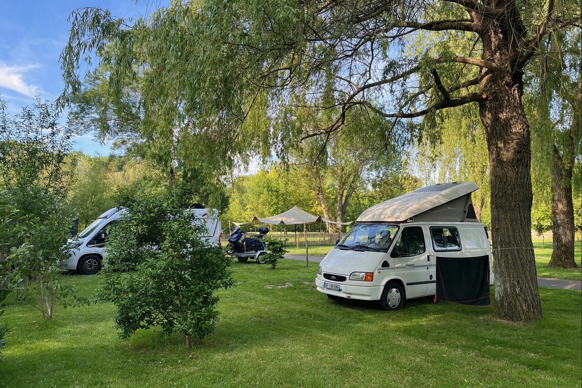 Camping Les Saules de Cormery - Standplatzwiese auf dem Campingplatz