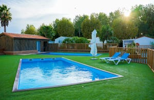 Camping Les Seulières - Pool im Freien mit Liegestühlen und Sonnenschirmen