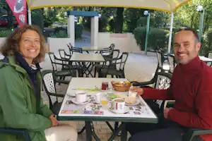 Camping Les Sources - Camper sitzen auf der Terrrasse des Restaurants des Campingplatzes