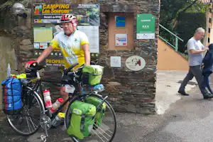 Camping Les Sources - Radfahrer auf dem Campingplatz