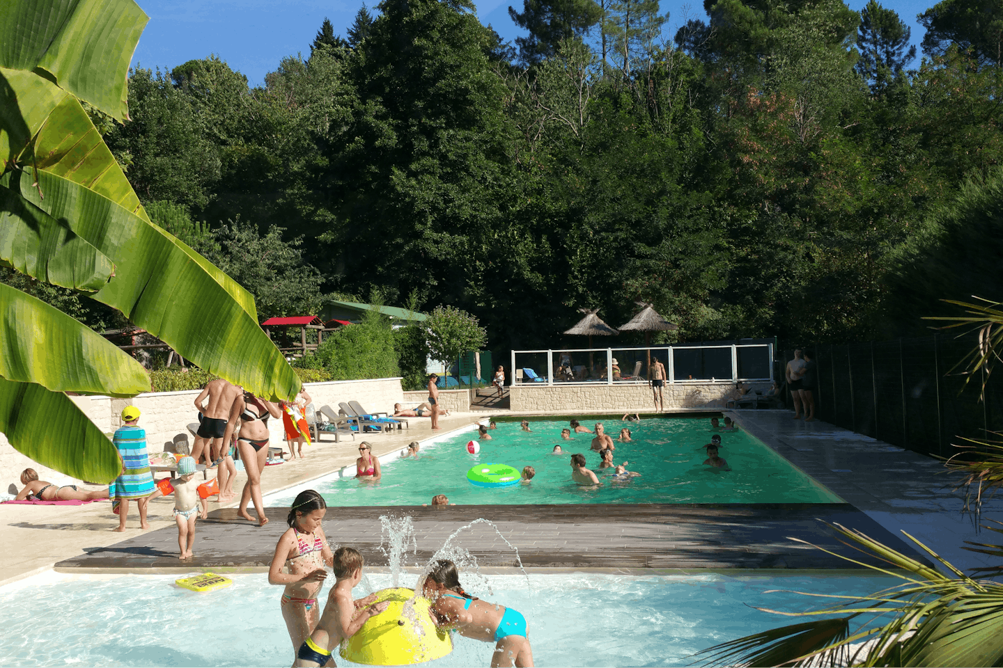 Camping Les Sources - Swimmingpool mit Badegästen