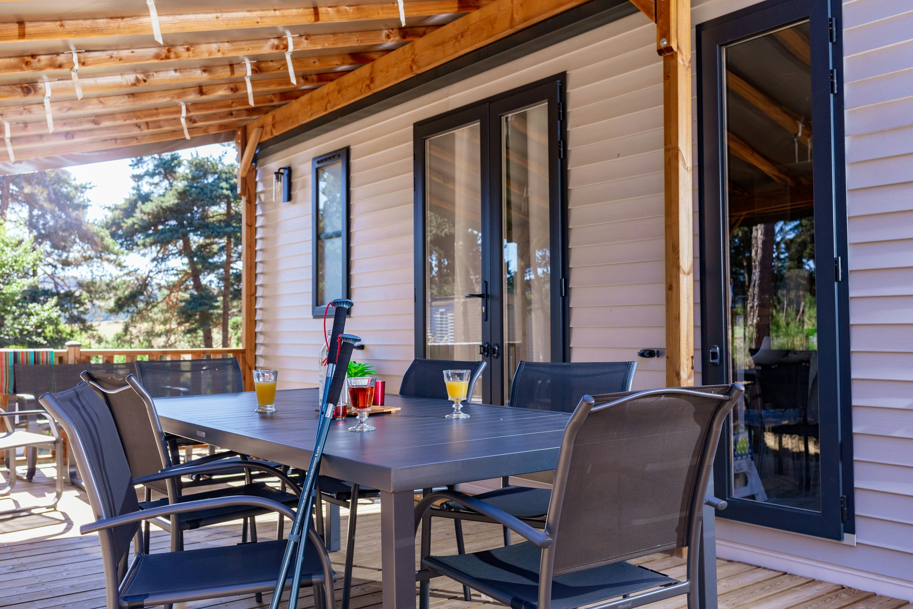 Camping Les Sous Bois du Lac - Außenansicht überdachte Terrasse Mobilheim 