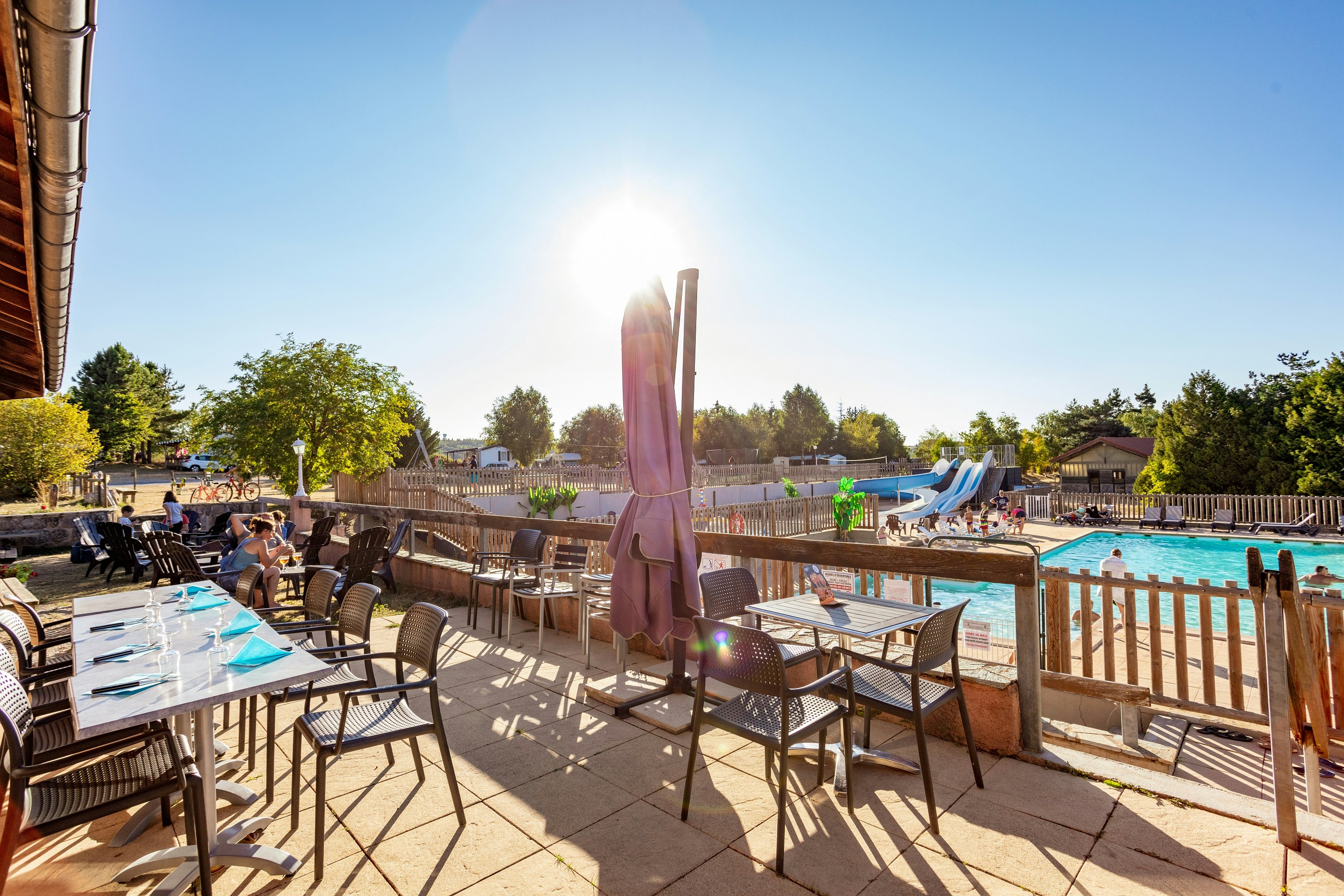Camping Les Sous Bois du Lac - Restaurant mit Aussicht auf Pool