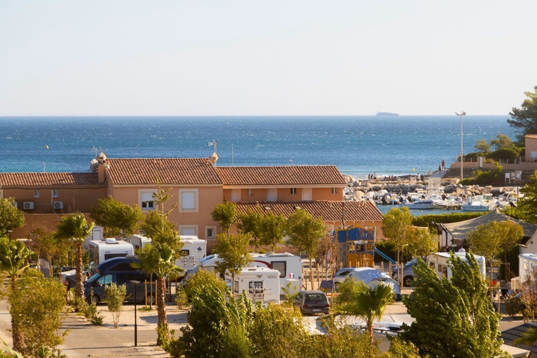 Camping Les Tamaris - Blick auf den Campingplatz mit Meer im Hintergrund