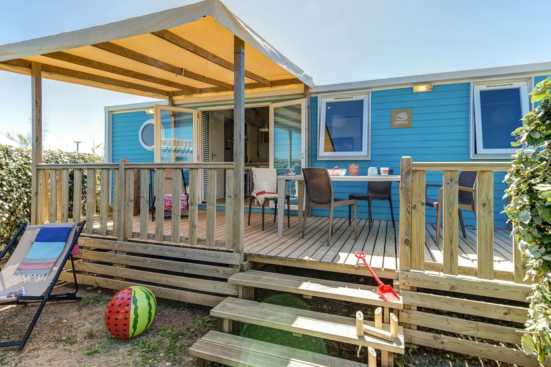 Camping Sandaya Les Tamaris  - Mobilheim mit Veranda und Esstisch auf dem Campingplatz
